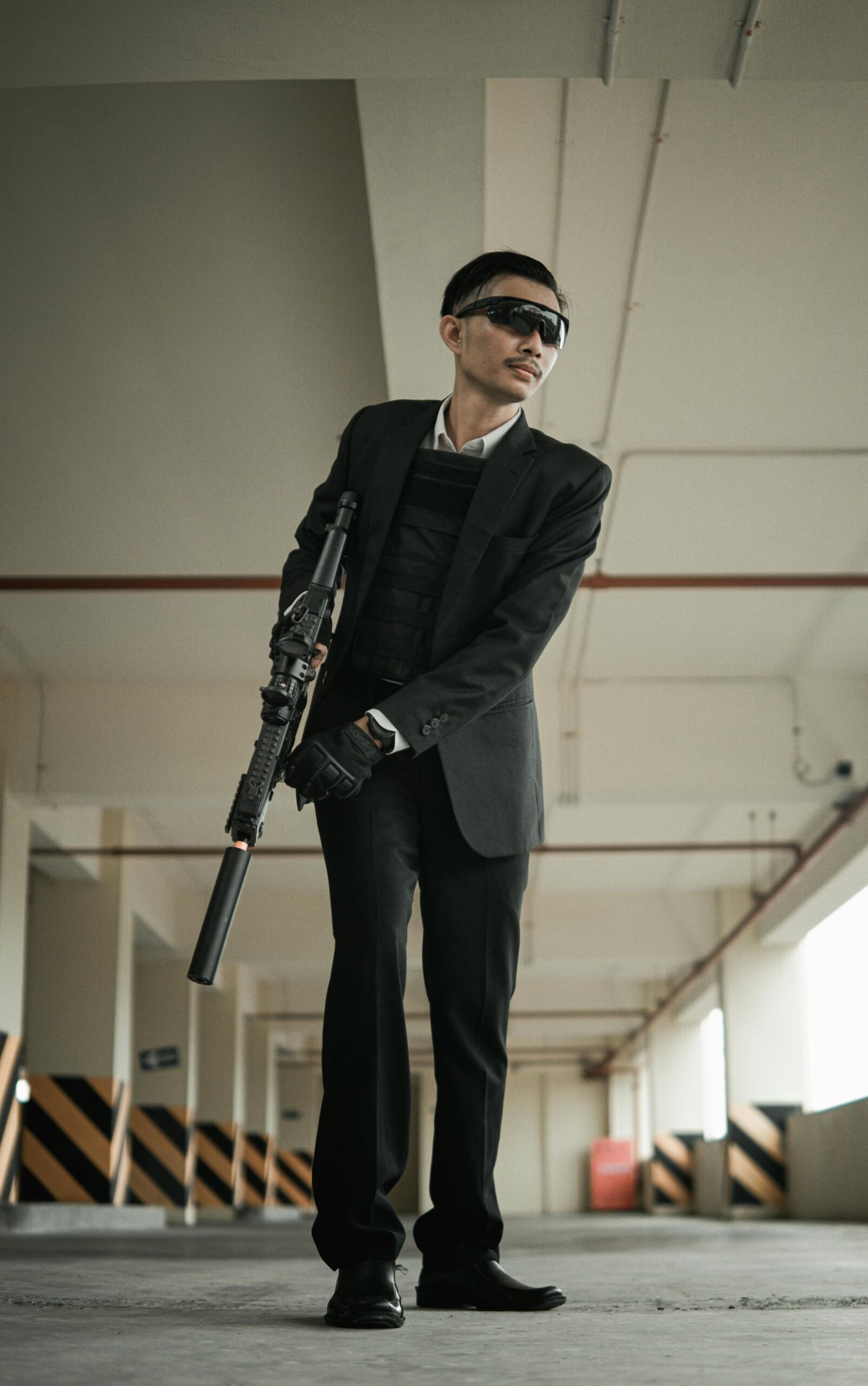 Suited spy representing 007 First Light mission tips and gadget loadout